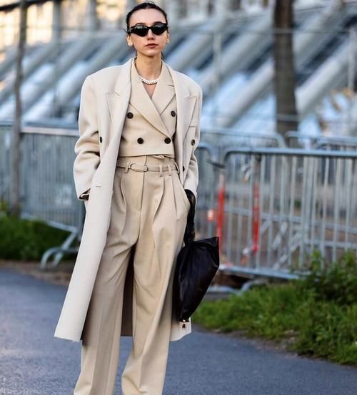  『色系的衣服』小个子女生的正确穿搭，这样穿1米5也能变成1米7，轻松拯救小短腿