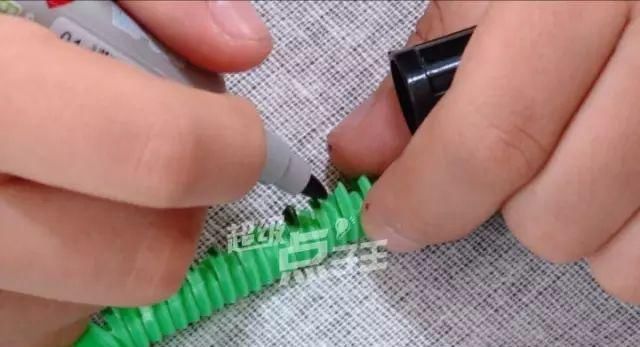  吸管|喝完饮料吸管别扔，做一条会动的毛毛虫！孩子抢着玩~