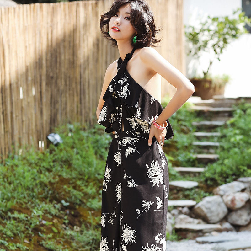 现在的女人，去海边都不穿比基尼，而是下面这样穿，更仙更迷人