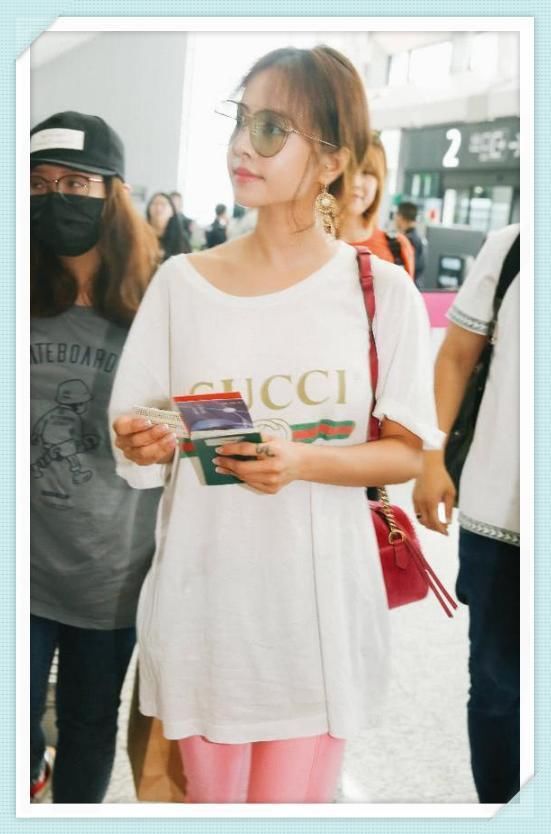 当吴宣仪和蔡依林同穿一件T恤裙，网友：光看腿就知道谁赢了！