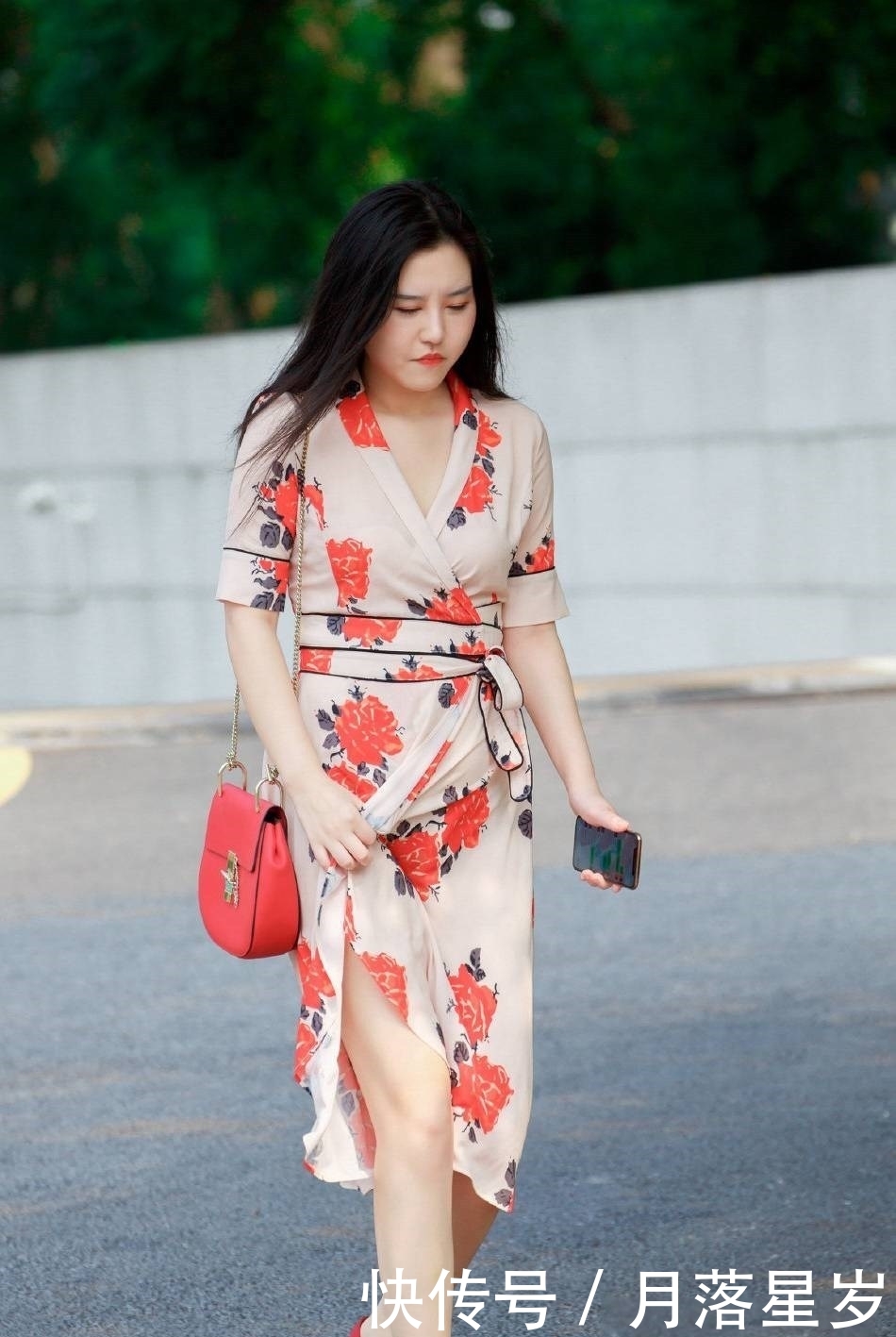  『十足』美女街拍：美女个子非常高，乌黑靓丽的秀发散落在肩上，妩媚感十足