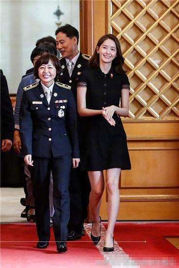 林允儿与韩国总统夫人一同吃饭, 网友: 裙子是不是太短了?