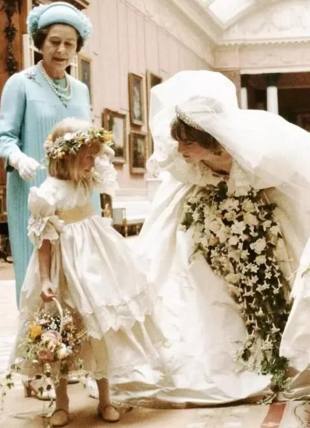 「感觉」世纪婚礼曝光！戴安娜穿婚纱对花童玩摸头杀，惹得查尔斯开怀大笑