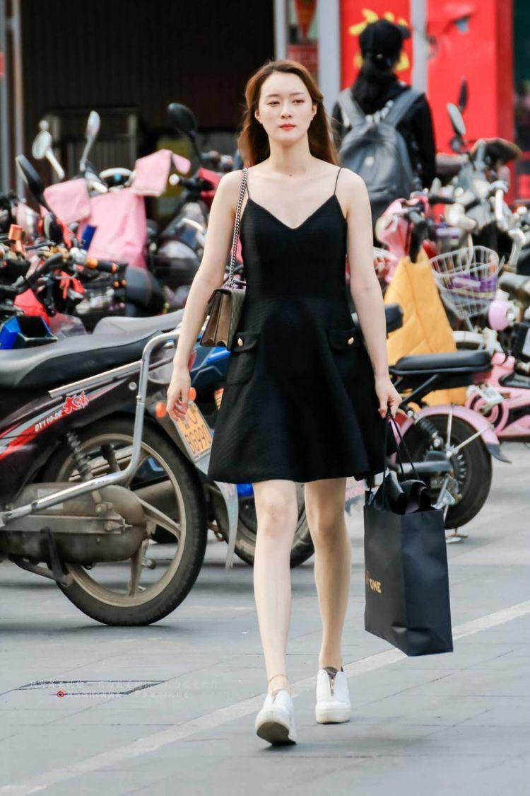 街拍：优雅神秘的黑色吊带裙，演绎唯美的时尚魅力！