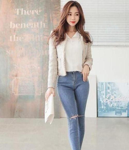  #美女#帅气百搭牛仔裤，美观又简练大气，秀出小姐姐青春风采！