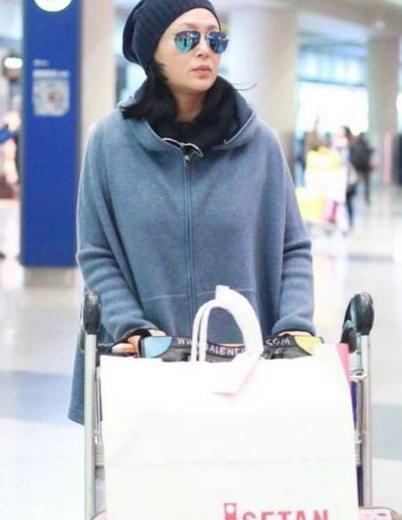 陈红胆真大!50岁了还敢素颜现机场,网友:还不如广场舞大妈呢