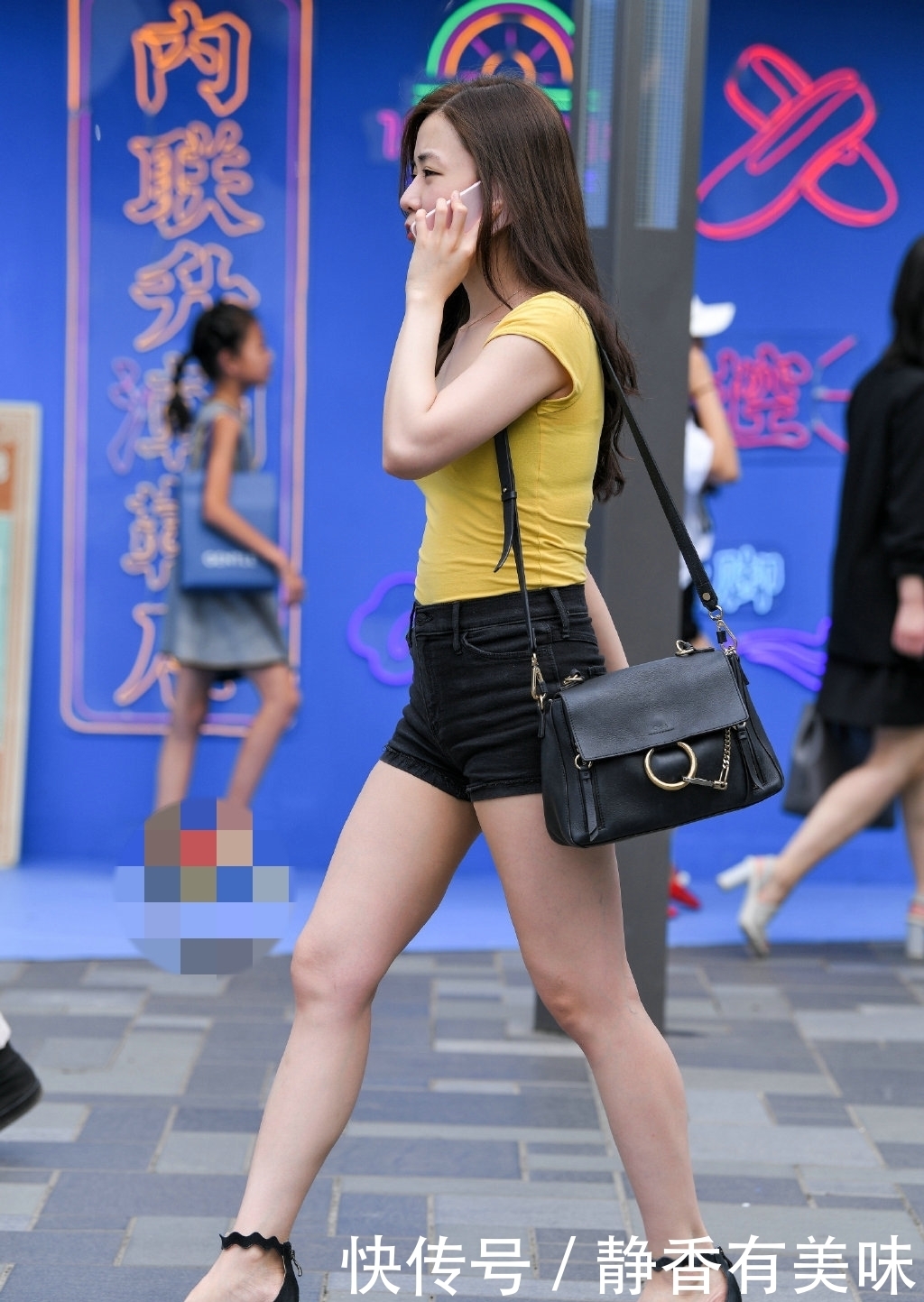 「 美女」展现时尚性感魅力,美女短裤搭配高跟鞋