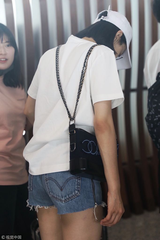 宋茜戴窄框墨镜眼神犀利成时髦精 自推行李箱脖子以下都是腿