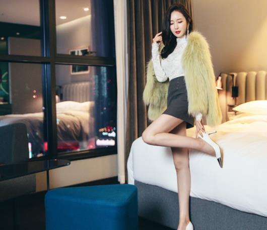  皮草|李妍静，一件白色上衣配黑色短裙外搭毛绒皮草
