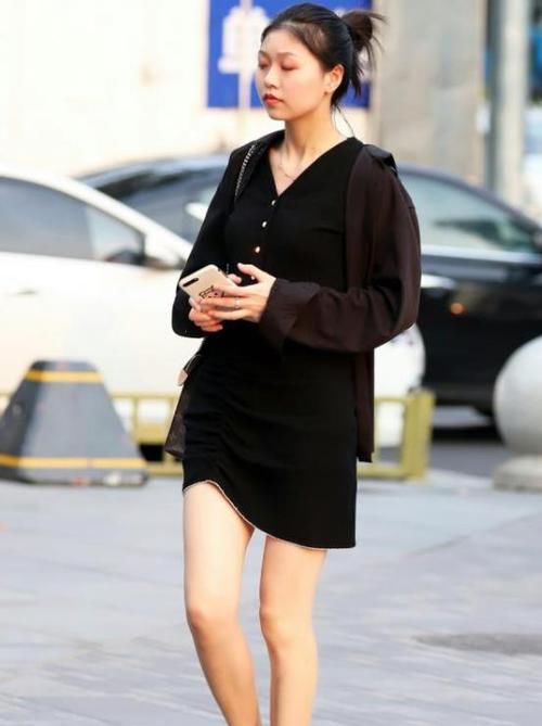  牛仔裤■街拍：身材苗条的小姐姐，一件白色短袖配牛仔裤，时尚好身材