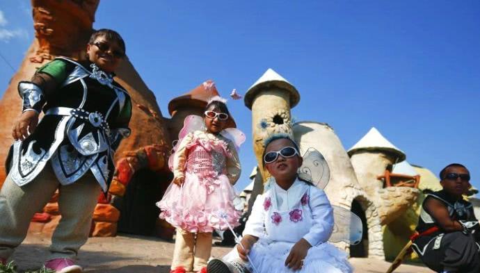 国内藏有小矮人王国，再现白雪公主与小矮人？网友：过得比我好