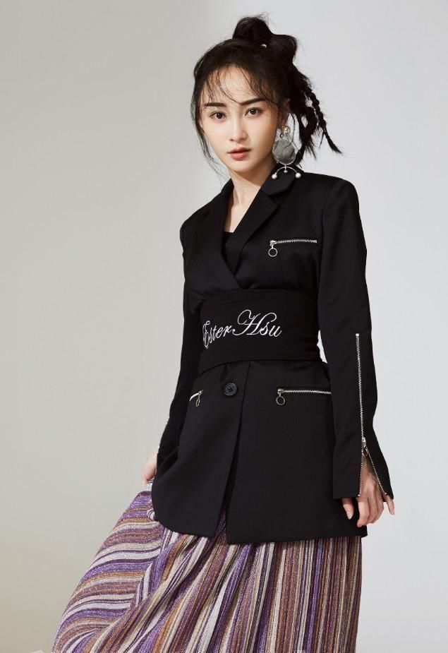 姚笛瘦成一道闪电，这束腰裙子，小姑娘都穿不进去!