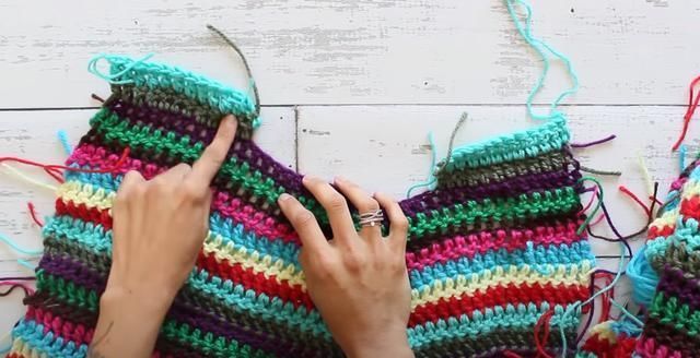  #融入#这样的钩针衫时尚又洋气，大胆融入自己喜欢的配色，彩虹衣教程