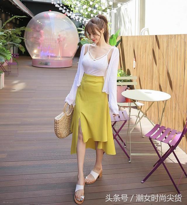 温柔淑女气息的穿搭，凸显妹子的婀娜身姿，将女神魅力完美演绎