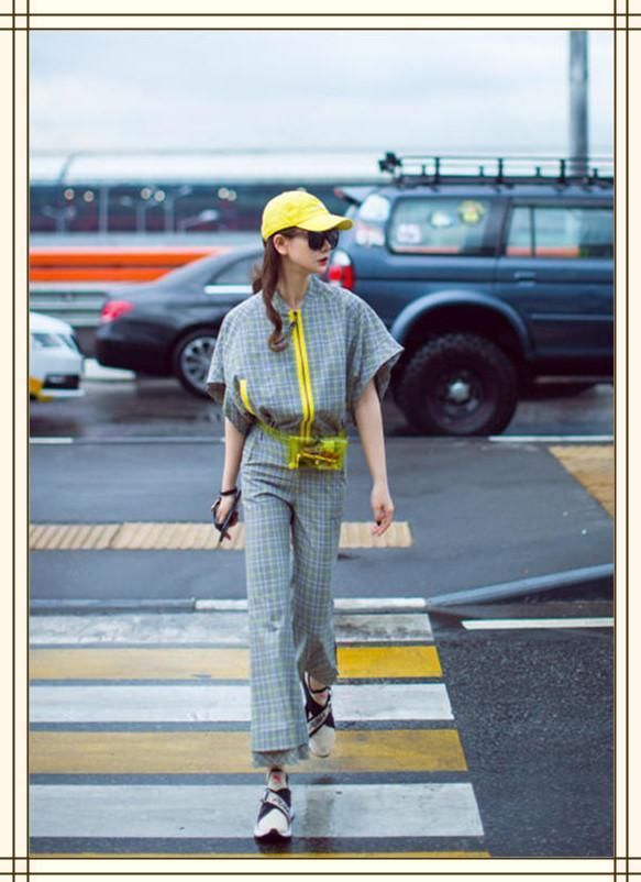 戚薇闪现机场，T恤配运动裤超休闲，但网友注意力全在她手机壳上