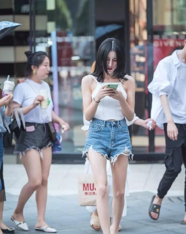  『大气』女性搭配高跟鞋,有一种大气优雅的美感