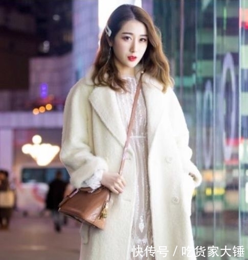  「身穿」街拍：貌美如花的小美女，身穿长裙配风衣，时尚又大气