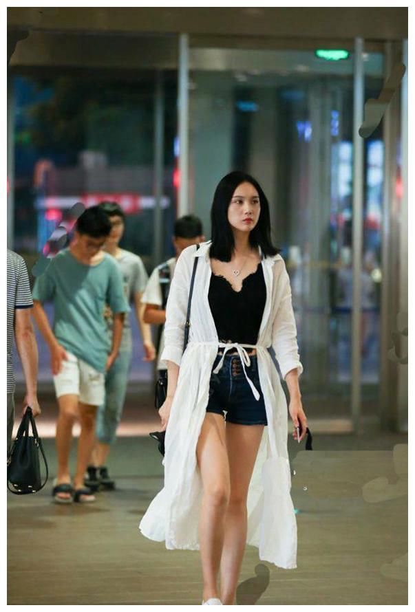 街拍：在夏季的街头，小姐姐的搭配清爽迷人，十分漂亮
