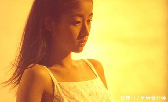 为什么“平胸”的女生更受男生欢迎?你绝对想不到!