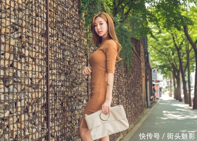 街拍：一件棕色的开叉裙，小姐姐穿出来有都市贵妇味儿!