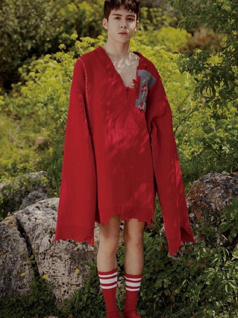 曾舜晞真会玩, 深V毛衣露肩露腿, 网友: 陈志朋既视感!