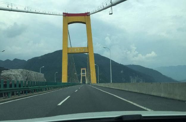 跨2座大山的悬索桥，相当于200层楼高，曾誉为世界第一高悬索桥