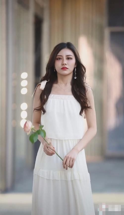 「遇上」小姐姐穿白裙上街,忘记化妆,表情亮了:是遇上前男友了吧?