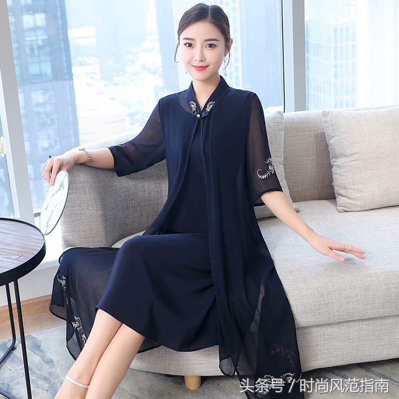 40岁女人真敢穿，改良的开叉旗袍连衣裙，性感撩人还优雅大方