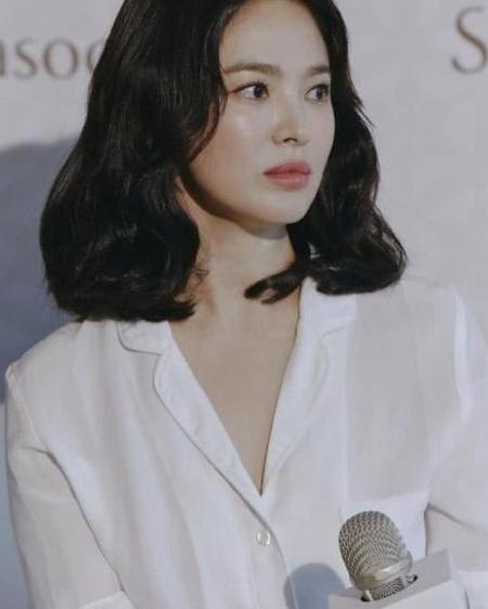 宋慧乔微卷的内扣短发,搭配一身清新典雅的粉色连衣裙,看起来整个