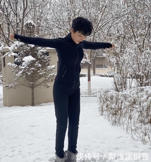  蔓见@前港姐李松蔓见雪太兴奋，凌空一字马造型夸张！网友：第一次见？