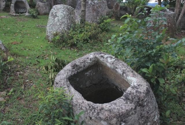 国外这一平原，遍布“神秘”石缸，用途至今是谜！