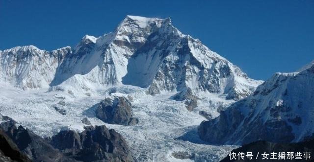 中国最高的十座山峰，只有一座完全在中国境内，由中国人首次登顶