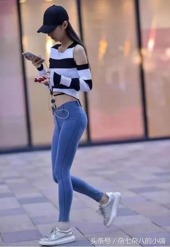 牛仔裤是一种时尚的象征，也是这个季节不能缺少的穿搭!