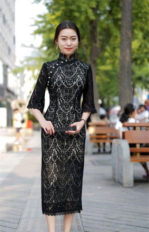  小姐姐■街拍：小姐姐身穿黑色的修身长裙，气质优雅，十分的靓丽