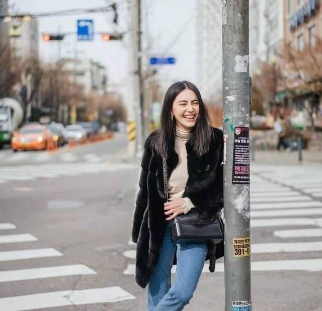  【功不可没】泰国影后Mai太会穿了，穿老气皮毛外套竟像少女，匡威鞋功不可没