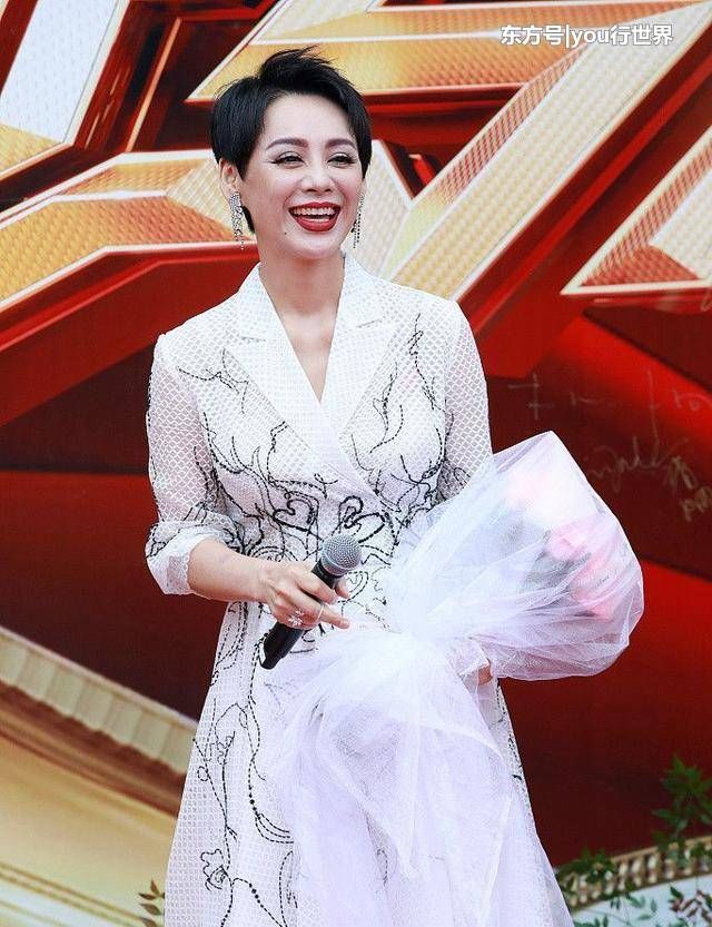 《跨界歌王》总决赛，宁静浓妆配白色印花裙，碾压那英的男人装!