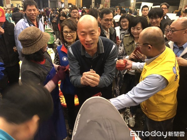 韩国瑜清晨渔市场拜早年 民众高喊＂我爱你＂