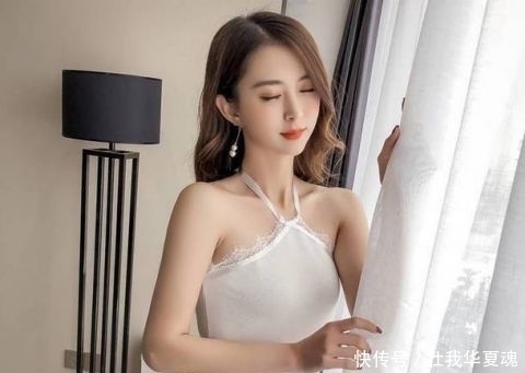 『美女』牛仔裤美女,配高跟鞋显得很精致,更加凸显迷人身姿!
