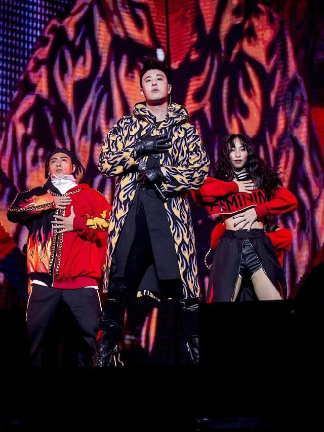 潘玮柏穿错衣服，后面还拖了件衬衫，网友：腿去哪儿了？