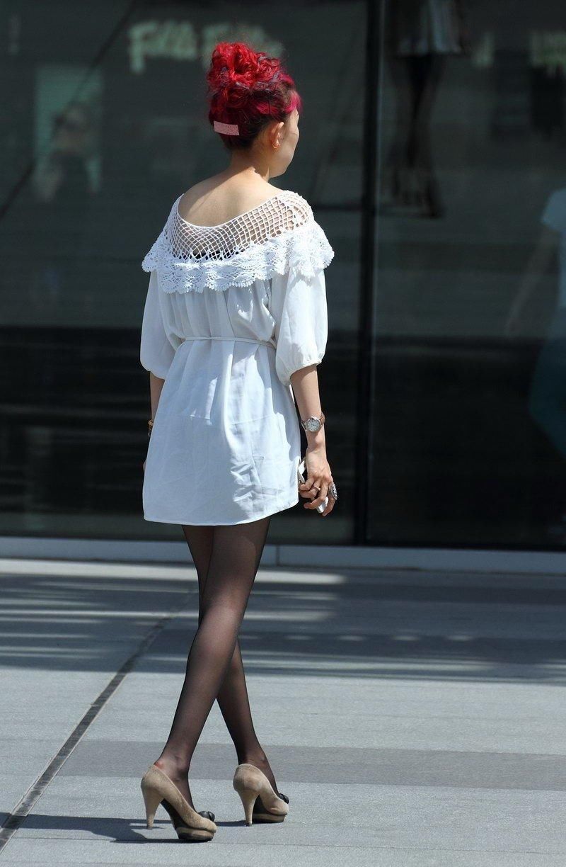 百货广场街拍美腿少妇,双腿纤细如竹竿!