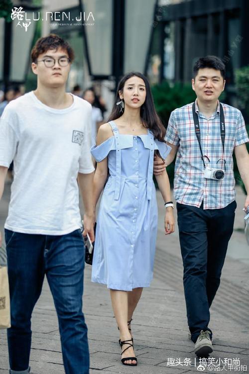 路人街拍：小姐姐宽大T恤在腰间系成一个结，秀出小蛮腰