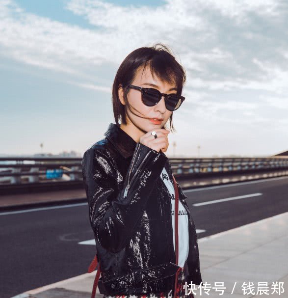 吴昕终于不是小粗腿了，身穿格纹短裙现身，一双腿让人意外