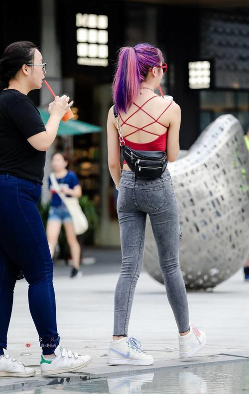 路人街拍，露背吊带小衫，把美背，蛮腰，长腿完美展现