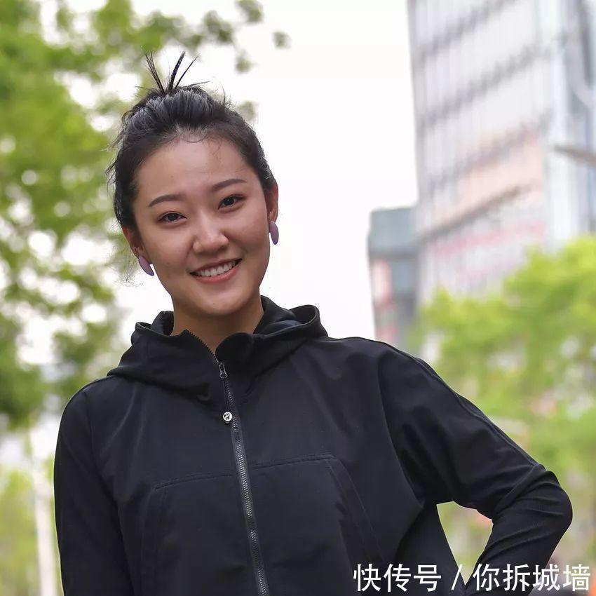  气质@紧身瑜伽裤小姐姐笑靥如花，展现自信气质让人心动