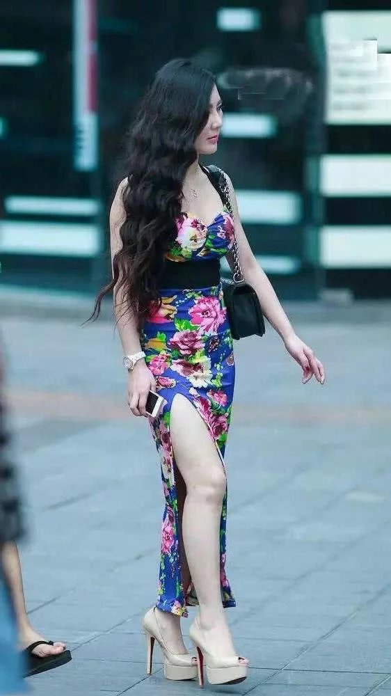 街拍风情万种的华丽连衣裙小姐姐，身材丰韵气质优雅，好一朵艳丽