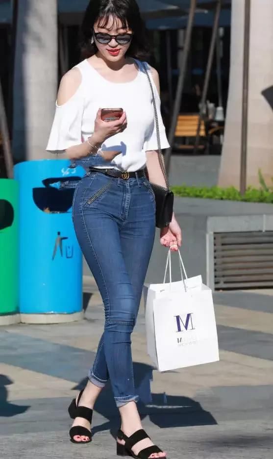 街拍时尚小姐姐，凭一件紧身牛仔裤，完美呈现凸凹有致的身材！