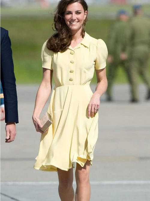 同样是穿黄色连衣裙，梅根却在这一个细节上输给了凯特王妃！