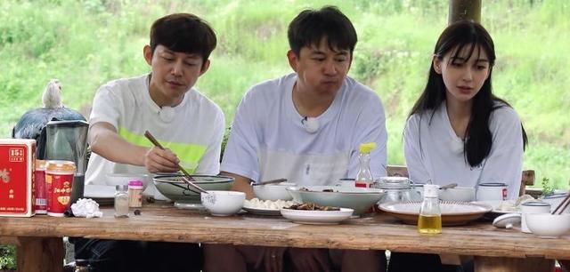 杨颖斜刘海造型引发网友吐槽，莫名有种油腻感