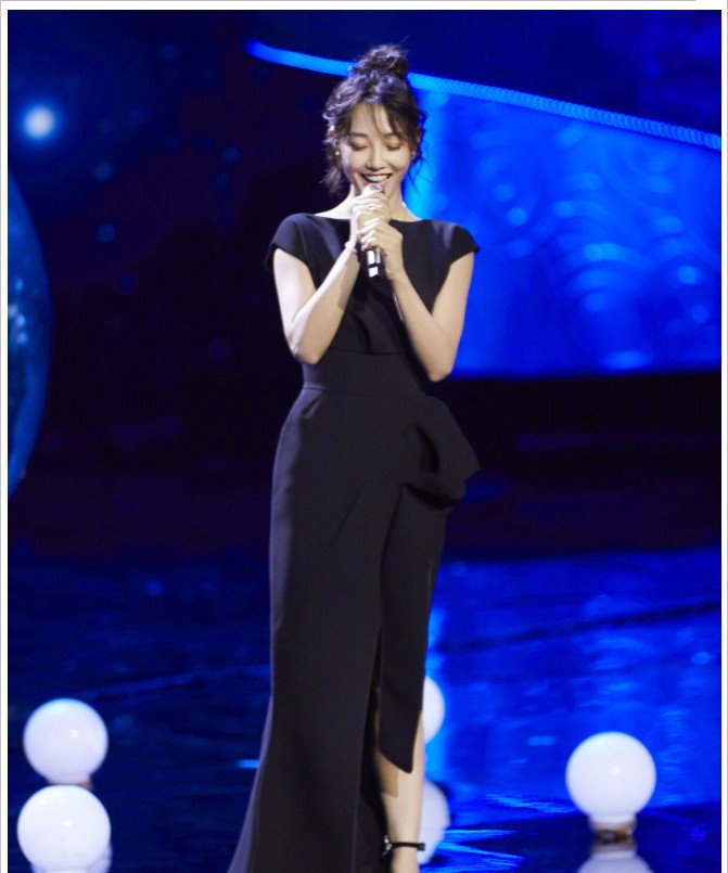 白百何这腿也太长了吧！只不过穿双高跟鞋，说她一米九我都信