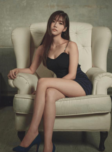 街拍美女：显瘦又透气的包臀裙,塑造曼妙身材,成为目光焦点!